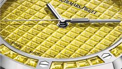 Bei den Royal Oak Selfwinding Sets sind die Steine so gesetzt, dass nicht zu sehen ist, wie sie festgemacht sind.