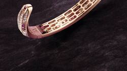 Die Schlange Serpenti ist eine Designikone von Bulgari. Edelstvariationen wie diese entstehen als Unikate im Atelier Haute Joaillerie in Rom.