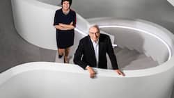 Architekturliebhaber: Martine und Jean-Paul Clozel im Treppenhaus ihres zweiten Idorsia-Laborgebäudes, eines Baus der Architekten Herzog & de Meuron.