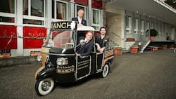 Söhne am Start: Rudi Bindella (oben) mit Rudi jr. (vorne) und Adrian vor dem Hauptsitz an der Hönggerstrasse in Zürich.