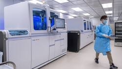 Ein Cobas-6800-Laborsystem von Roche Diagnostics im North Lantau Hospital in Hongkong.