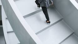 FRAUEN IN TOP-JOBS: Nachhaltige Geldanlage ist eine attraktive Karriereleiter für Frauen in der Finanzwelt.