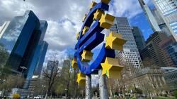 Euro-Skulptur vor dem ehemaligen Sitz der Europäischen Zentralbank in Frankfurt.