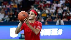 Roger Federer probierte sich unter anderem im Basketball, Handball, Tennis, Tischtennis, Badminton über den nachbarlichen Zaun und im Fussball in der Schule.