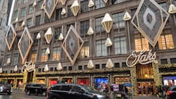 Saks in New York City: Der Flaggschiff-Laden an der 5th Avenue in Manhattan ist für exklusive Marken wie Chanel und Burberry bekannt.