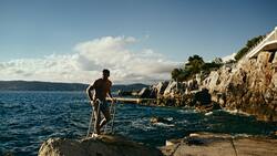 Dem Hôtel du Cap-Eden-Roc an der Côte d‘Azur gelingt es auch in diesen hektischen Zeiten, ein Gefühl von erhabener Ewigkeit heraufzubeschwören und den mediterranen Zauber des mythischen Anwesens wachzurufen.