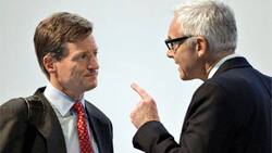 CEO Brady Dougan (l.) verteidigt das Investment Banking und weiss Aktionäre hinter sich. Schwierig für Präsident Urs Rohner.