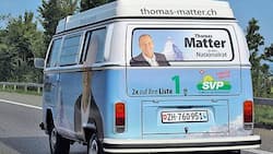 Im himmelblauen VW-Bus zur Wahlkampfveranstaltung: Thomas Matter.