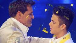 Chefjuror Dieter Bohlen gratuliert dem DSDS-Sieger von 2012, dem Schweizer Luca Hänni. (Bild: Keystone)
