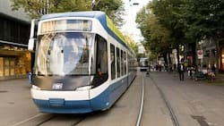 Die Zürcher Bahnhofsstrasse bereitet sich auf die einträglichste Zeit des Jahres vor. (Bild: Keystone)