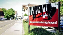 Mit Slogans wie «Schweizer wählen SVP» oder «Masseneinwanderung stoppen!» pflastert die SVP die Plakatwände zu.