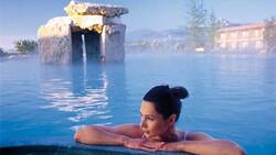 Adler Thermae in Bagno Vignoni: Entspannende Wasserwelt mit Blick auf die sanften Hügel des toskanischen Val d’Orcia.