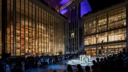 Die japanisch-peruanische Künstlerin Pauchi Sasaki hat für den Galaabend eine Oper komponiert und uraufgeführt.