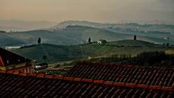 Landschaft des italienischen Langhe-Gebiets, Hauptstadt des Barolo-Weins.