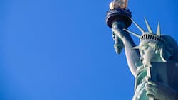 Freiheitsstatue vor New York City: Trotz tiefer Flugticketpreise reisen weniger Schweizer in die USA.