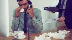 Krank am Arbeitsplatz: Fast die Hälfte der Angestellten hierzulande erscheint mindestens einmal pro Jahr krank zur Arbeit.