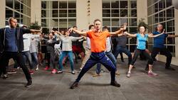 Tai-Chi-Profi: Palantir-Chef Alex Karp beim Schattenboxen mit Mitarbeitern – da müssen die CEOs warten.
