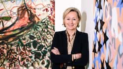 Carolin Scharpff-Striebich vor der zurzeit jüngsten Position in ihrer Sammlung: Jadé Fadojutimi ist Jahrgang 1993. Links im Bild ihr Werk «Clinginess is best served ripe»; im Ausschnitt rechts: Charline von Heyl, «Fortuna».