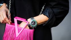 Investitionsgut: Rolex-Uhr am Handgelenk einer Influencerin.