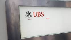Logo der UBS an einem Bankomat.
