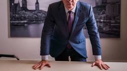 DER GRÜNDER IM ZÜRCHER BÜRO «Die Wirtschaft steht vor einem Abschwung. Wir sehen bereits eine Zunahme von Konkursen.»