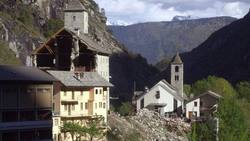 Im Weltrisikobericht 2016 werden die Gefahren von Erdbeben, Wirbelstürmen, Überschwemmungen, Dürren und einem Meeresspiegelanstieg berücksichtigt. Entscheidend ist zudem, dass diese Risiken mit anderen gesellschaftlichen Faktoren verbunden werden.Die Schweiz steht trotz regelmässigen Naturkatastrophen sehr gut da und kommt auf Platz 155 von 171 Ländern. Als reiches Land kann sie die Bevölkerung effektiv schützen und unterstützen.