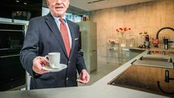 KAFFEE VOM EIGENTÜMER Michael Pieper in einer Modellküche am Hauptsitz. Franke ist weltweit die Nummer eins bei Spülen und beliefert McDonald’s, Ikea oder Burger King mit kompletten Systemküchen.