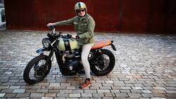 FORMVOLLENDET: Georges Kern auf einer «Street Scrambler» des Breitling-Partners Triumph.
