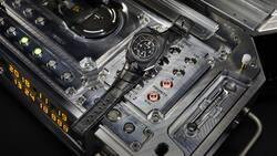 Aluminiumschrein: Atom-Mutteruhr für eine mechanische Armbanduhr.