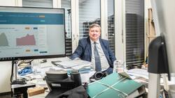 Der Handelsökonom Simon Evenett in seinem Büro an der Universität St. Gallen. Von hier aus leitet er das Programm namens Global Trade Alert.