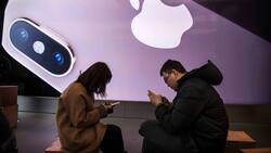 Ein Kult, bei dem der Zahlungsvorgang fast verschwindet: Apple-Fans in Apple-Shop.