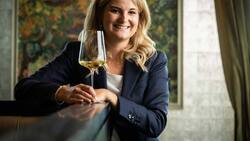 Katharina Sarrot ist ein bemerkenswertes junges Talent: In der Doppelrolle als Restaurantleiterin und Sommelière im Gourmetlokal The Restaurant, das zum The Dolder Grand in Zürich gehört, sorgt sie für die nötige Dosis Lockerheit.