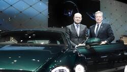 Breitling-Chef Georges Kern (l.) chauffiert seine Kunden in einem Bentley, Bentley-Chef Adrian Hallmark trägt Breitling.