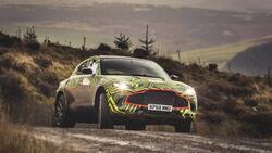 Als «Erlkönig», wie man getarnte Versuchsfahrzeuge nennt, ist der Aston Martin DBX bereits unterwegs.