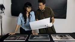Die kolumbianische Jungkünstlerin Camila RodrÍguez Triana (links) mit ihrer Mentorin, der amerikanischen Medienkünstlerin Carrie Mae Weems.