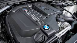 Blick unter die Motorhaube eines BMWs.
