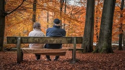 Rentner_Altersvorsorge_AHV_Pensionskasse_Personen_Paar_Herbst_Alter