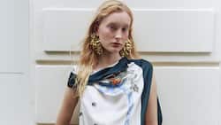 DIOR Drapiertes Kleid aus Seidentwill mit Blumenmotiv, Hortensienohrringe aus Metall.