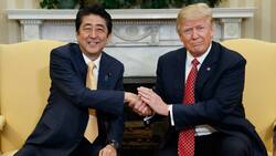 Ziehen, reissen, täschteln: Trump sorgt beim Handschlag mit Shinzo Abe für Aufsehen.Keystone