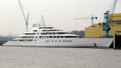Mit 180 Metern die längste Yacht der Welt: Die «Azzam» des Emirs von Abu Dhabi.  Keystone