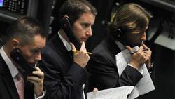 An der London Metal Exchange wird noch aktiv per Telefon gehandelt. Rohstoff-ETFs bilden die Preise passiv nach.