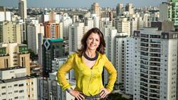 Moema Wertheimer vor der Skyline der Millionenstadt Sao Paulo.  Fernando Cavalcanti