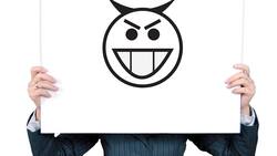 An diesen Anzeichen erkennen Sie manipulative Menschen:Sie beleidigen und tarnen es als HumorJemand aus Ihrem Umfeld verletzt Sie regelmässig durch gemeine Kommentare, die er als Humor kaschiert? Dann haben Sie es mit einem Manipulator zu tun. Lassen Sie sich anmerken, dass Sie verletzt sind, wird Ihnen ein Manipulator vorwerfen, dass Sie keinen Sinn für Humor haben. «Leugnen Sie nicht Ihre Gefühle», so Berater Keld Jensen. «Stimmen Sie nicht zu, dass Sie überreagiert haben.»