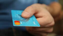 Bezahlen: Je nachdem empfiehlt sich im Ausland die Debit- oder Kreditkarte.  Keystone