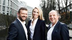 «Bilanz» hat Schweizer Vermögensverwalter getestet. Das sind die vier Sieger in den vier Kategorien:1. Rang Risikoklasse «dynamisch» – Helvetic Trust AG, ZürichPerformance: 40,28 ProzentKay Fischer (l.), Marina Vujevic und Kaspar Grob führen das Depot mit der besten Performance. Fischer sieht die Aktienkurse dieses Jahr in Seitwärtstendenz.