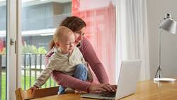 Frau mit Kind: Expertinnen raten, sichtbar und im Kontakt mit dem Arbeitgeber zu bleiben.Keystone