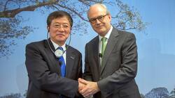 Cash-Rekord: ChemChina-Präsident Ren Jianxin (l.) und Syngenta-Präsident Michel Demaré. Keystone