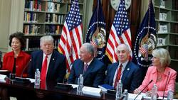 100 Tage Donald Trump - das sind die Gewinner und Verlierer:Gewinner: CEOsAls Unternehmer selbst ist Donald Trump bemüht darum, wochentliche Meetings mit CEOs zu halten. Er hört sich die Ideen an und die CEOs erhalten die Möglichkeit zum Austausch mit dem zurzeit mächtigsten Mann der Staaten.