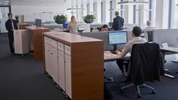 Desksharing: Der Arbeitnehmer sucht sich morgens einen freien Platz. Keystone