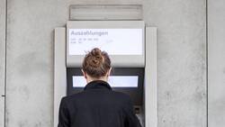 Bankomat: Romands heben mehr Bares ab als Deutschschweizer.  Keystone